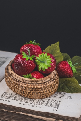 桌上一盆红色草莓图片